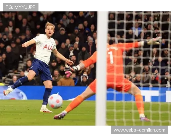 凯恩后腰位置突然前插接球，热刺阵型变化引发对手混乱